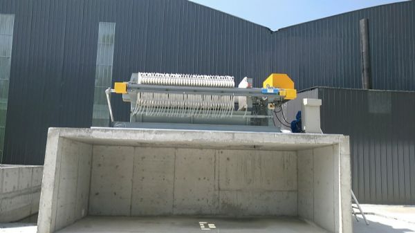 壓濾機(jī)安裝現(xiàn)場(chǎng)